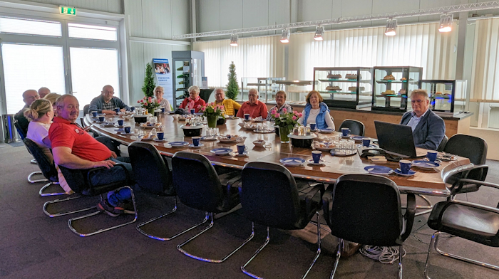 Mitglieder KAB Goldenstedt zu Besuch bei HAGOLA - am Tisch zusammen mit Stefan Rakers